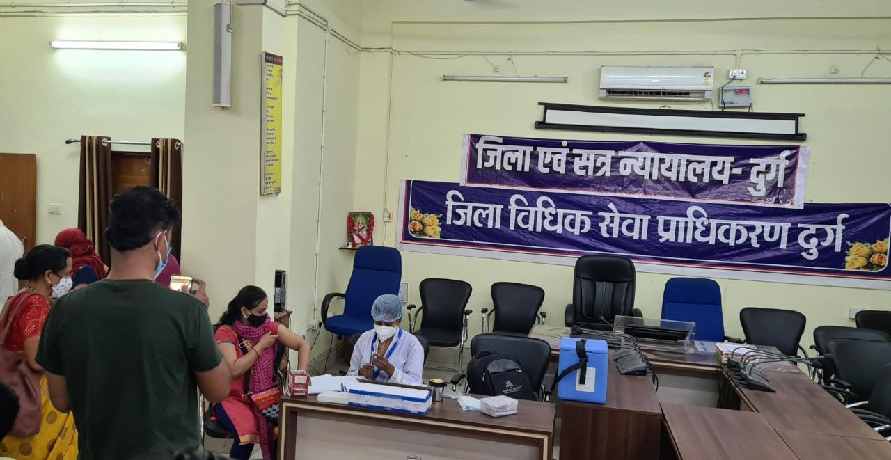 जिला न्यायालय दुर्ग में हुआ वैक्सिनेशन