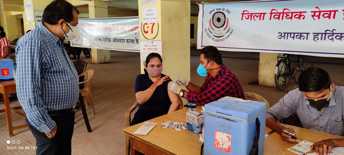 RAIPUR COURT :  दूसरे चरण का टीकाकरण , जज अधिवक्ताओं और कर्मचारियों ने लगवाई वैक्सीन