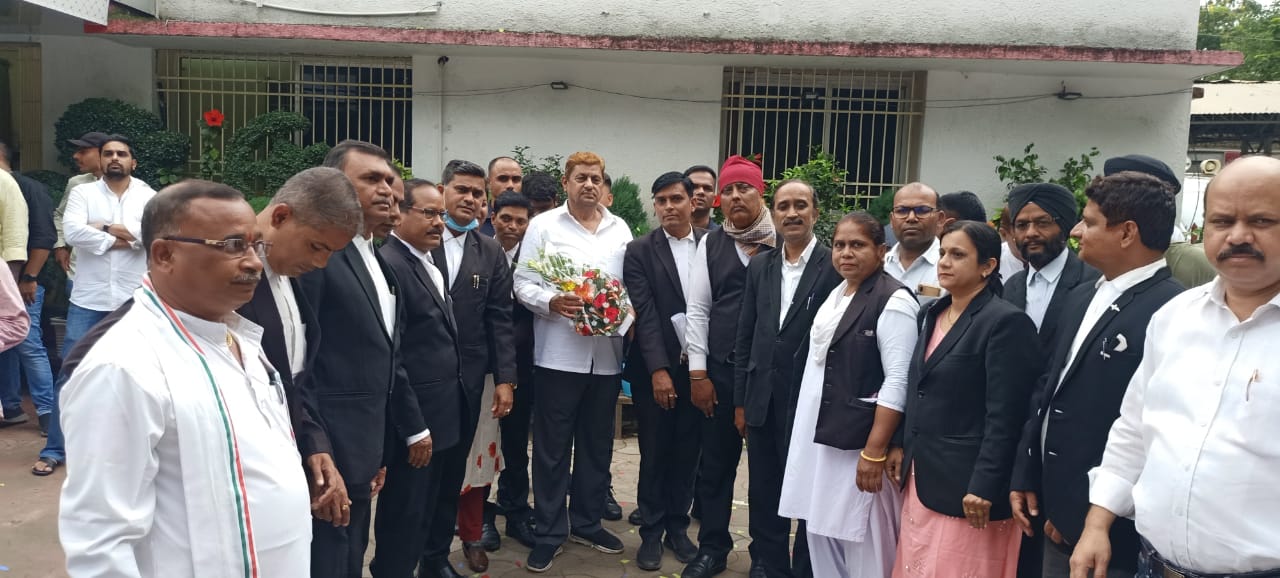 RAIPUR : अधिवक्ताओं ने विधि मंत्री मोहम्मद अकबर से मुलाकात कर दी जन्मदिन की बधाई