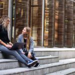 Diepe Gesprekken: Twee Vriendinnen Bespreken de Wereld