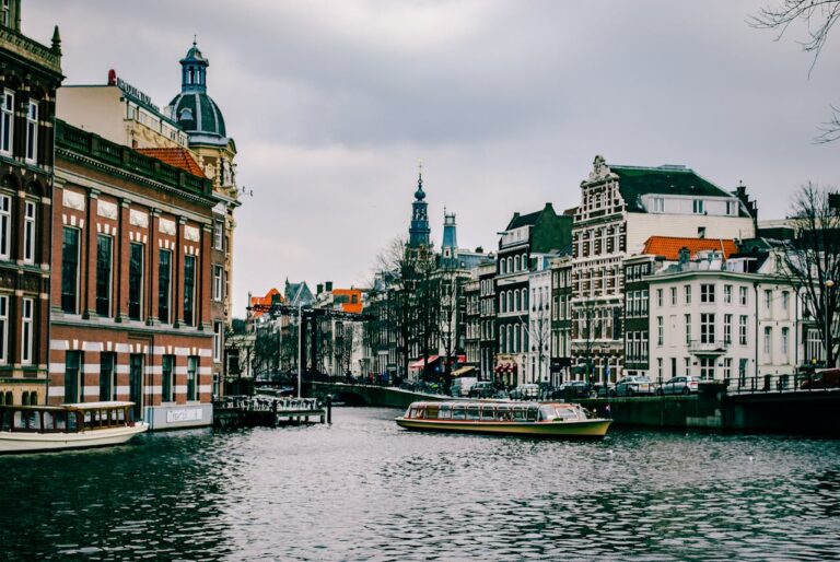 Watertransport in Nederland: De Ruggengraat van de Logistiek
