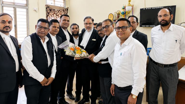 RAJNANDGAON में भाजपा विधि प्रकोष्ठ प्रदेश अध्यक्ष बृजेशनाथ पाण्डेय ने अधिवक्ता साथियों से की मुलाकात