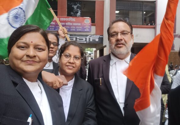 रायपुर में अधिवक्ताओं ने निकाली भव्य तिरंगा बाइक रैली, देशभक्ति के नारों से गूंजा शहर